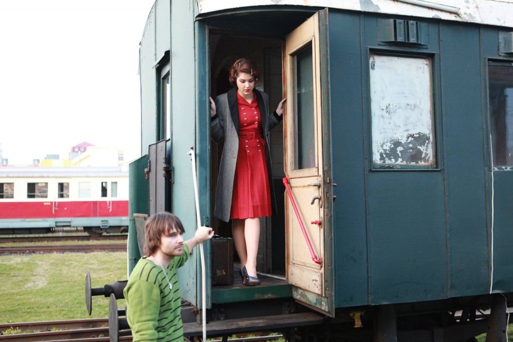Celeste Buckingham nakrúcala v historickom vozni v bratislavskom múzeu vlakov spolu s rakúskymi študentmi herectva. 