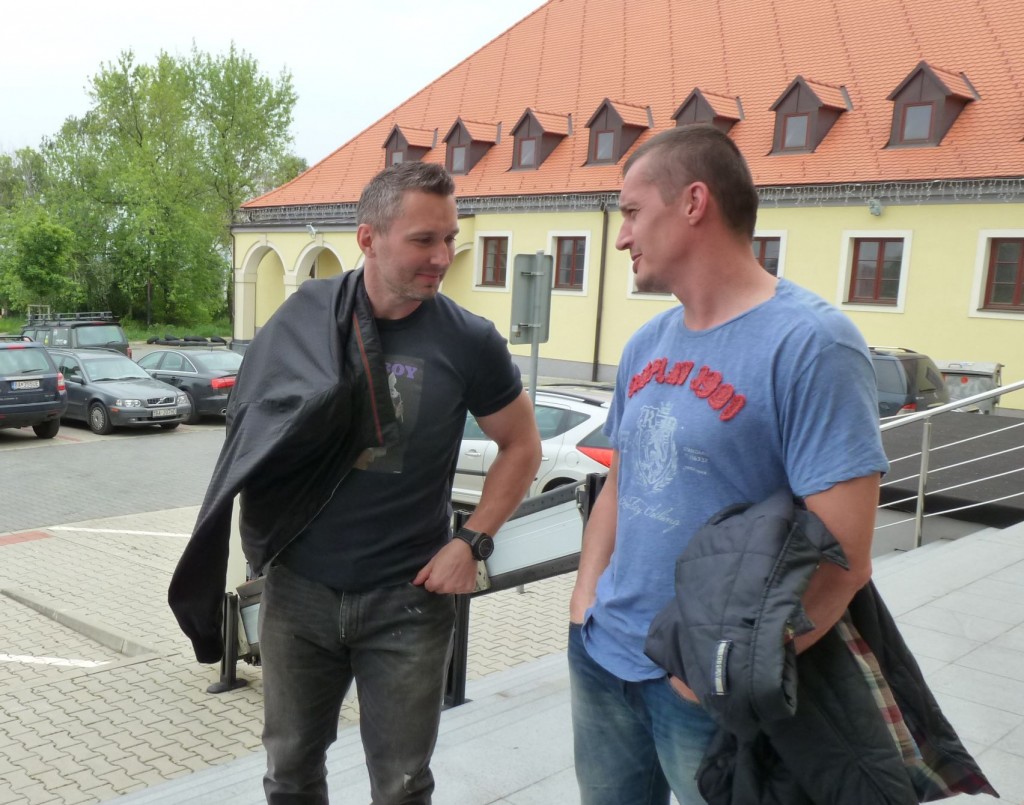 Ľubo Višňovský sa víta so bývalým spoluhráčom Richardom Kapušom, ktorý prišiel podporiť konkurenčný projekt.