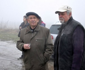 Poslanec a podporovateľ športu a miestnych tradícií Juraj Madzin (vpravo) počas súťaže v reze viniča.