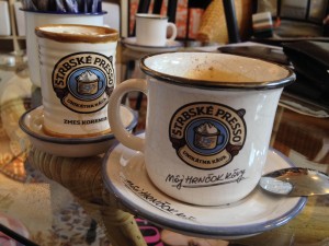 Na plechovom hrnčeku s logom Štrbské Presso, ktoré tvorí najmä symbol horca, je nápis: Môj hrnčok kávy