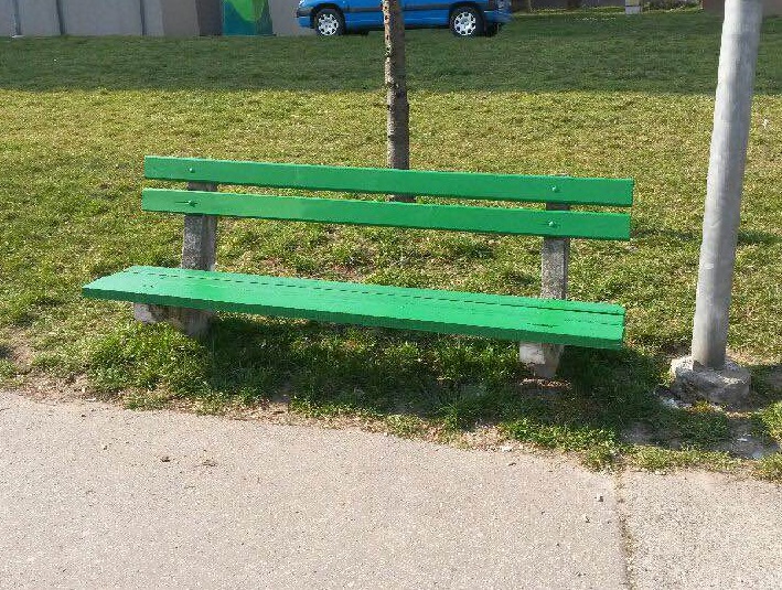 Miestny úrad poslal autorovi podnetu fotografiu opravenej lavičky v piatok 20. marca.