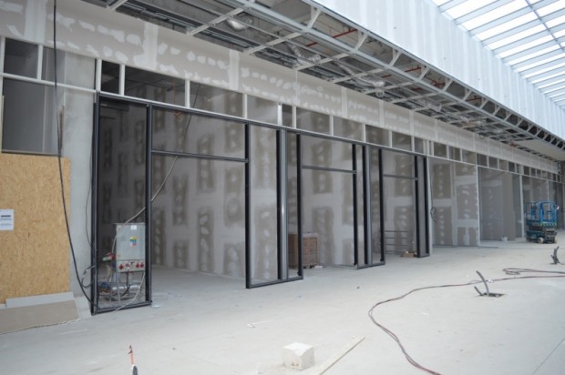 Obchodné centrum Vajnoria: Práce v interiéri naznačujú blížiaci sa termín otvorenia.