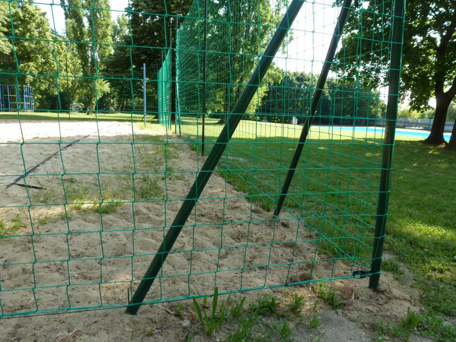 Kúpalisko Krasňany: Členovia a sympatizanti OZ Račiansky spolok osadili okolo ihriska na plážový volejbal ochrannú sieť.